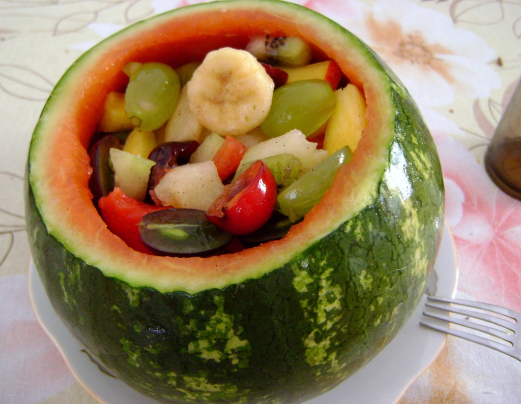 salata fructe in pepene