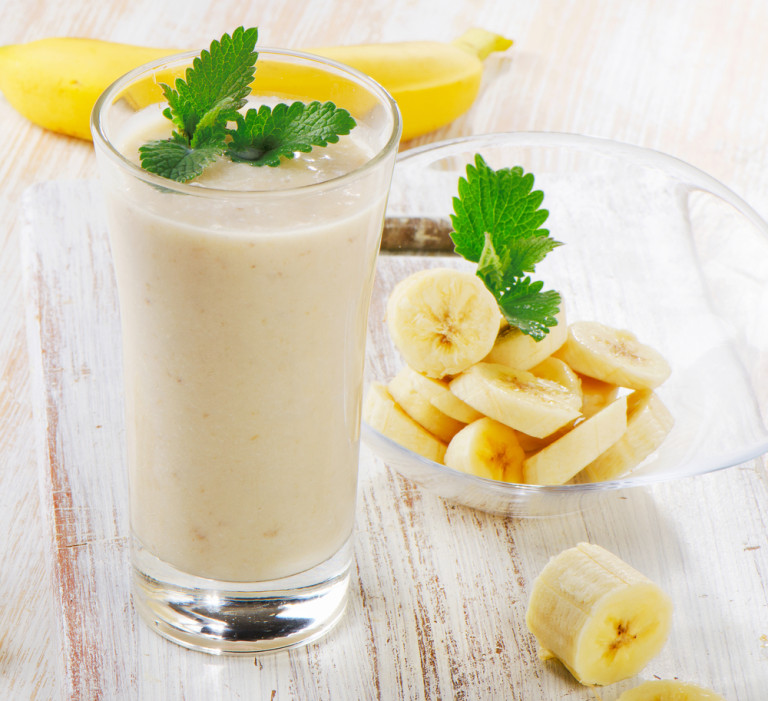Shake de banane preparare simpla cu miere si menta