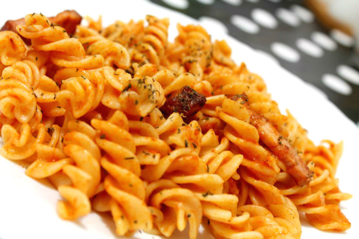 paste fusilli cu sos de rosii