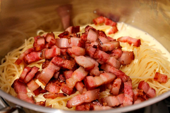 adaugare bacon prajit